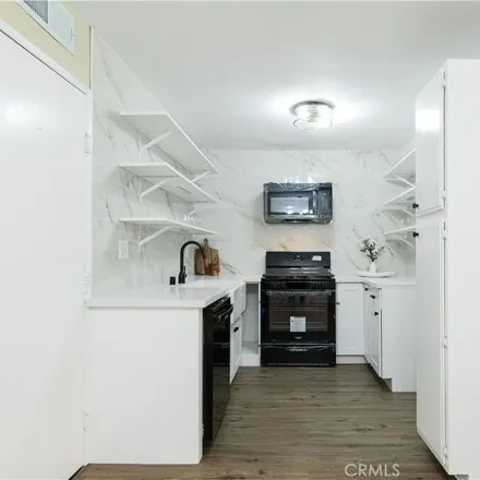 Image 7 - 9537 Sylmar Avenue, Los Angeles, CA 91402, USA - Townhouse for sale