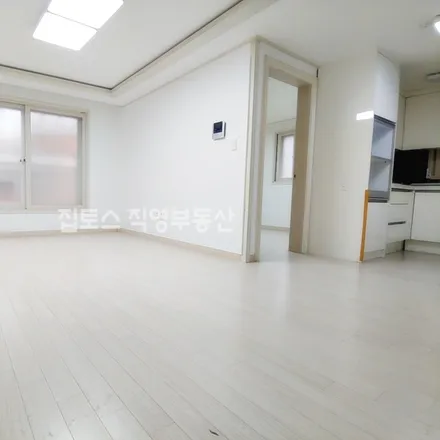 Rent this 3 bed apartment on 서울특별시 송파구 삼전동 175-5