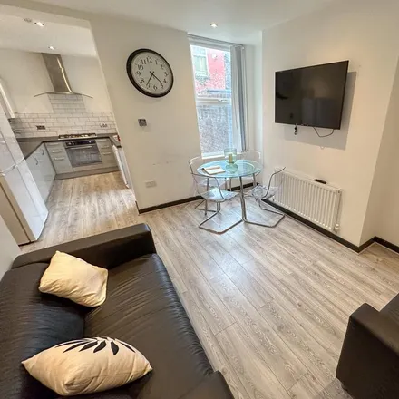Rent this 6 bed townhouse on Hannan Road in Liverpool, L6 6DA