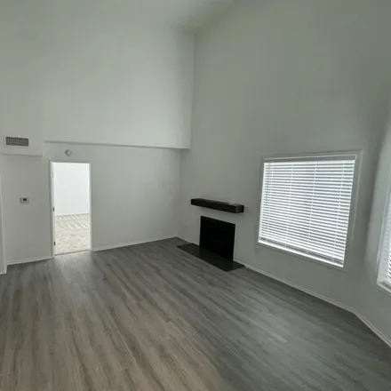 Rent this 2 bed apartment on Alley 81093 in Los Angeles, CA 13359