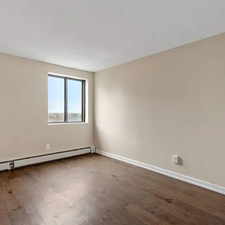 Image 7 - The Woodbine, 2750 Carousel Crescent, Ottawa, ON K1T 4H4, Canada - Apartment for rent