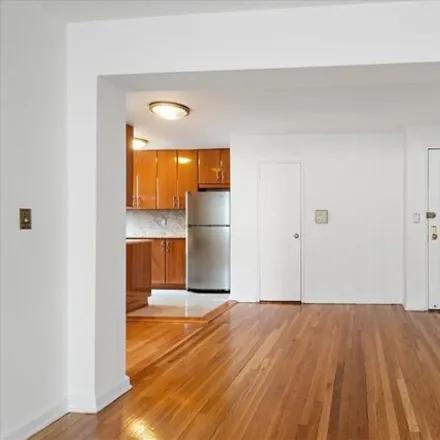 Image 4 - 325 East 201st Street, New York, NY 10458, USA - Apartment for sale