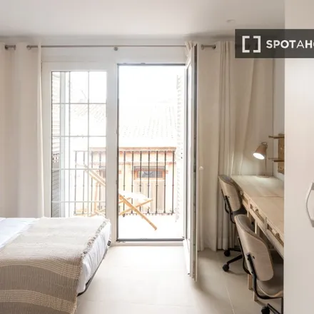 Rent this 6 bed room on Carrer de Sant Pere in 76, 46011 Valencia
