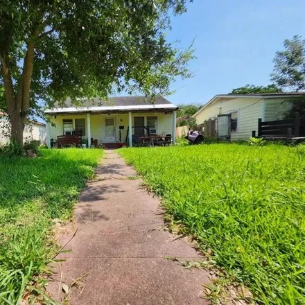 Image 2 - 1227 W 6th St, Freeport, Texas, 77541 - House for sale