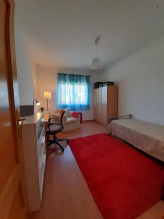 Rent this 4 bed room on Rua do Facho 3 in 2825-146 Almada, Portugal