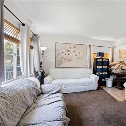 Image 2 - 7887 Claybeck Avenue, Los Angeles, CA 91352, USA - House for sale