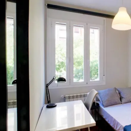 Rent this 6 bed room on Calle de Ibiza in 36, 28009 Madrid