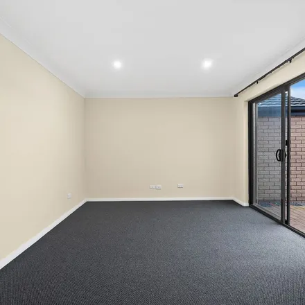Image 4 - 6-8 Melinda Grove, Lake Heights NSW 2502, Australia - Apartment for rent