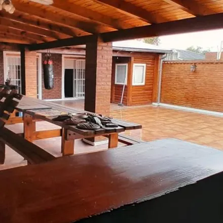 Rent this 3 bed house on Avenida Mendoza 8048 in Antártida Argentina, Rosario