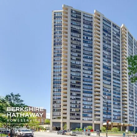 Buy this 2 bed condo on Lake Park Plaza in 3930 North Pine Grove Avenue, Chicago