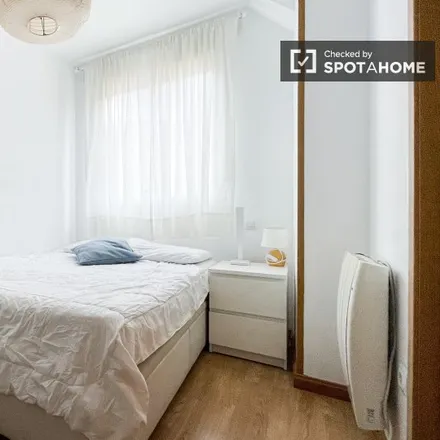 Rent this 2 bed room on Arroyo in Calle de Pinos Baja, 28029 Madrid