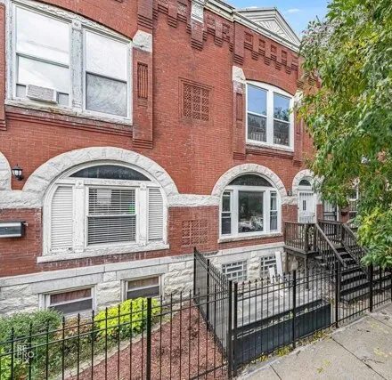 Buy this 3 bed townhouse on 3525 W Walnut St in Chicago, Illinois