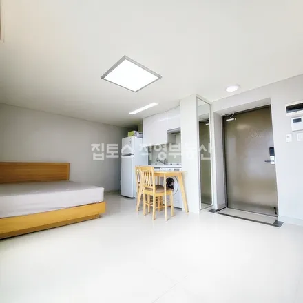 Rent this studio apartment on 서울특별시 강남구 대치동 901-16