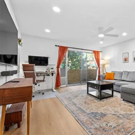 Image 3 - 5436 White Oak Avenue, Los Angeles, CA 91316, USA - Condo for sale