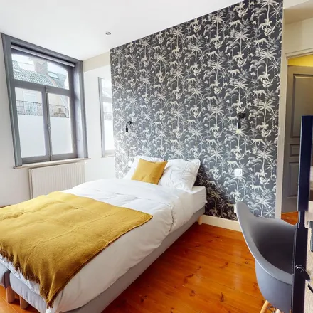 Rent this 8 bed apartment on 5 bis Rue Jeanne d'Arc in 59046 Lille, France