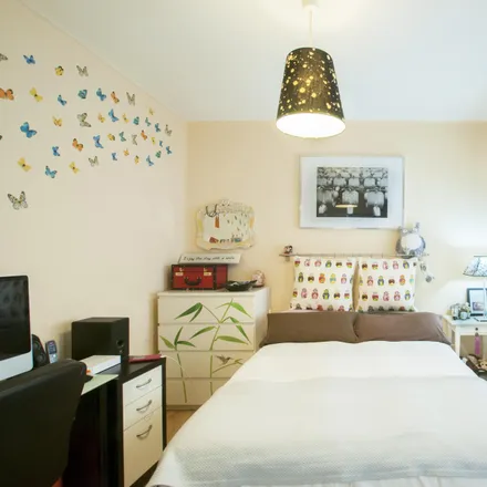 Rent this 3 bed room on Madrid in Calle del Vizconde de Matamala, 38