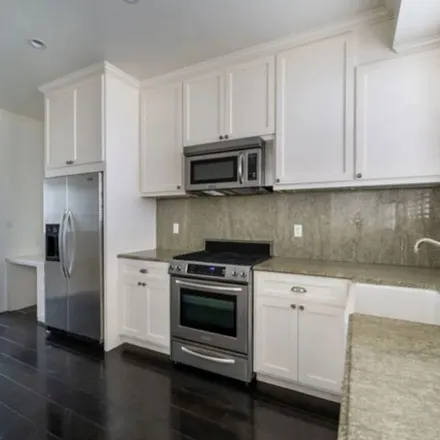 Rent this 3 bed apartment on Sierra Towers in 9255 Doheny Road, West Hollywood