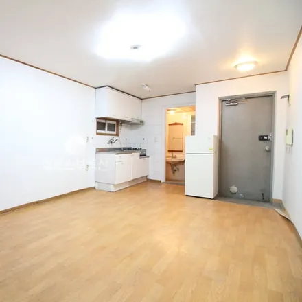 Rent this studio apartment on 서울특별시 강남구 신사동 523-12