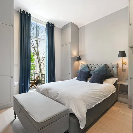 Rent this 1 bed apartment on 25 Arundel Gardens in London, W11 2LP