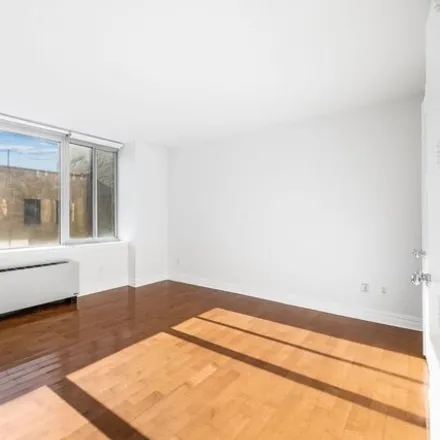 Rent this studio house on Bridge Tower Place in East 61st Street, New York