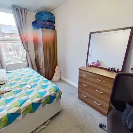 Rent this 5 bed townhouse on St Ann's Mount in Leeds, LS4 2PD