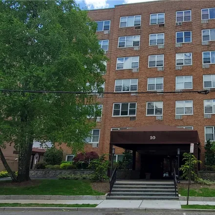 Buy this studio condo on 10 Old Mamaroneck Road in City of White Plains, NY 10605