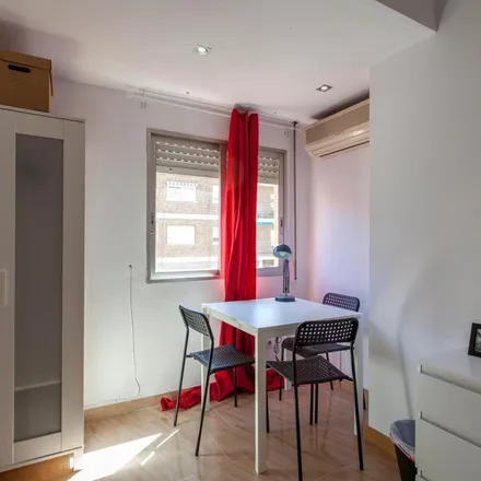 Rent this 6 bed apartment on Escultor J. Capuz (parell) - la Plata in Carrer de l'Escultor Josep Capuz, 46005 Valencia