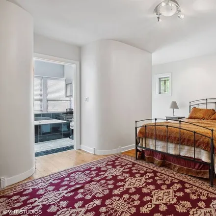 Rent this 3 bed condo on Chicago