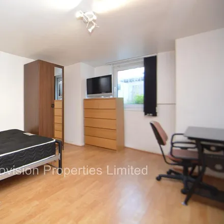 Image 5 - Back Manor Drive, Leeds, LS6 1GH, United Kingdom - Townhouse for rent