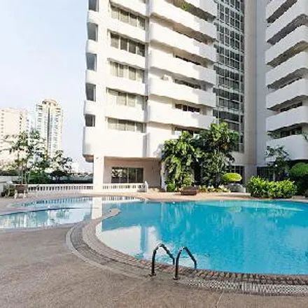 Rent this 3 bed apartment on Sukhumvit Soi 21-39