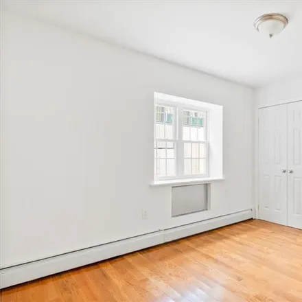 Image 6 - 557 Logan Avenue, New York, NY 10465, USA - Townhouse for sale