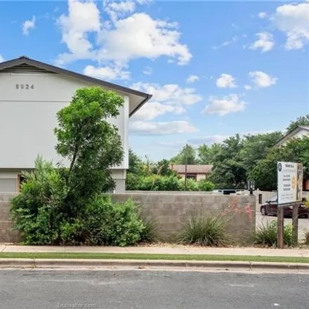 Buy this studio house on 8905 Tronewood Drive in Austin, TX 78710