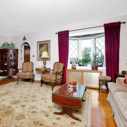 Image 5 - 87-14 253rd Street, New York, NY 11426, USA - House for sale
