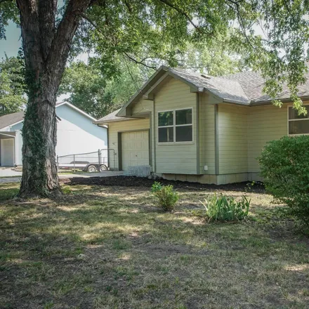 Buy this 3 bed house on 100 Vermont Avenue in Holton, KS 66436