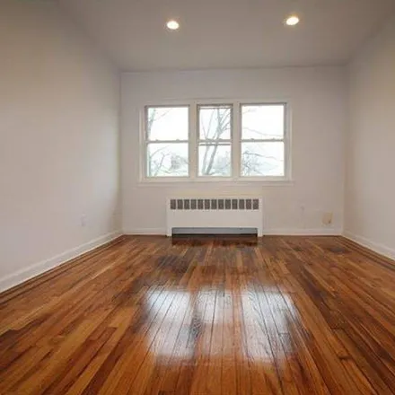 Image 2 - 3243 Bruner Avenue, New York, NY 10469, USA - Townhouse for sale