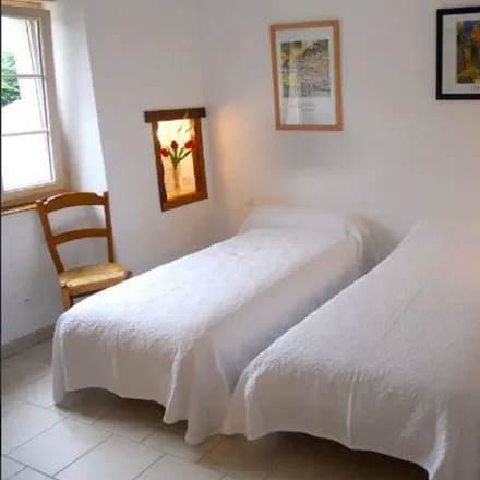 Rent this 2 bed townhouse on 72540 Épineu-le-Chevreuil