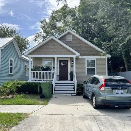 Buy this 2 bed house on 122 South 11th Street in Wilmington, NC 28401