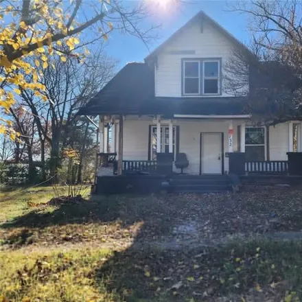 Buy this 4 bed house on 404 North 8th Street in Poplar Bluff, MO 63901
