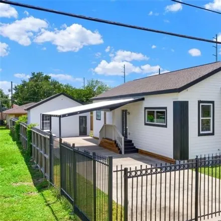 Buy this 3 bed house on 410 Bolden St in Houston, Texas