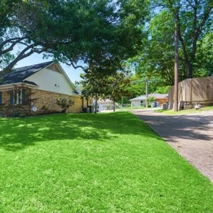 Image 3 - 821 Creekridge Drive, Dallas, TX 75218, USA - House for sale