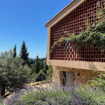 Rent this 4 bed house on Centre d'incendie et de secours de La Cadière-d'Azur in Avenue Pichou Espanet, 83740 La Cadière-d'Azur