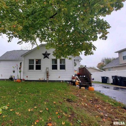 Rent this 3 bed house on 1412 South 8th Street in Pekin, IL 61554