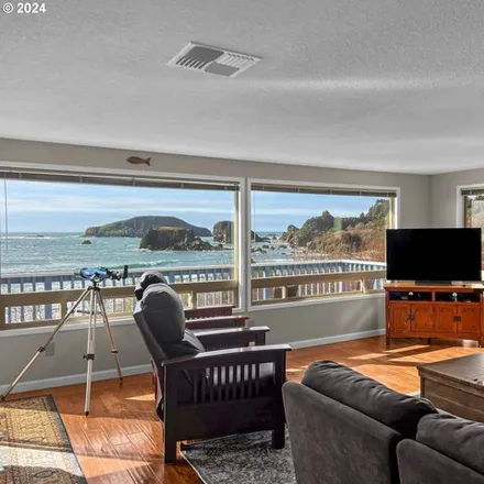 Image 8 - The Harris Beach House, 1585 Beach Avenue, Brookings, OR 97415, USA - House for sale