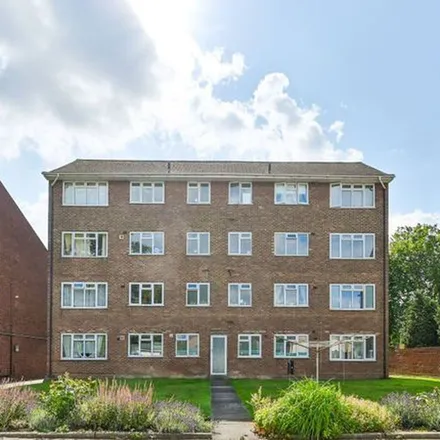 Rent this 2 bed apartment on Woodside Green in London, SE25 5HT