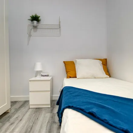 Rent this 2 bed apartment on Moloko Sound Club in Calle de Quiñones, 28015 Madrid