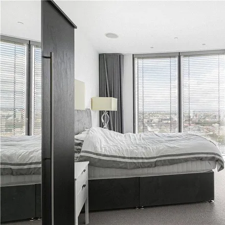 Image 6 - Saint George Wharf Tower, 1 Nine Elms Lane, Nine Elms, London, SW8 2DU, United Kingdom - Apartment for rent