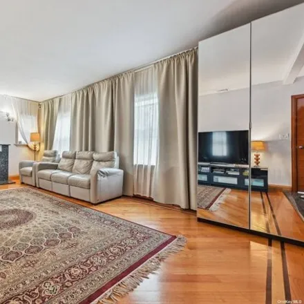 Image 2 - 86-23 188th Street, New York, NY 11423, USA - House for sale