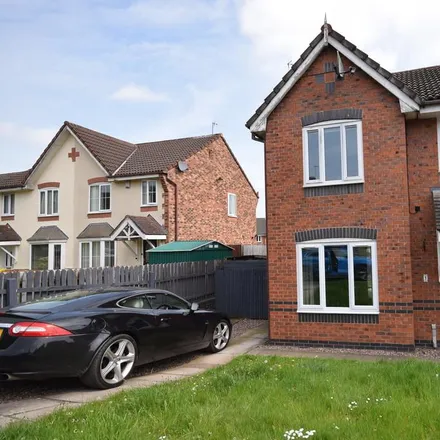 Rent this 3 bed townhouse on Magenta Drive in Newcastle-under-Lyme, ST5 6LD