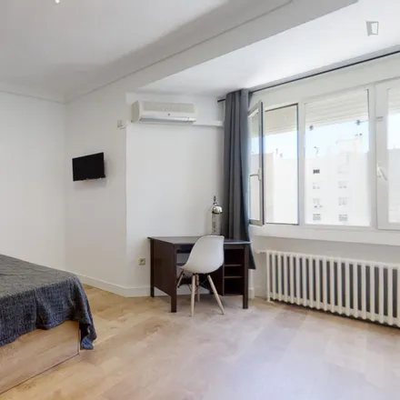 Rent this 7 bed room on Floridea in Calle de Zurbano, 28010 Madrid