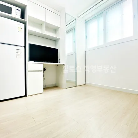 Rent this studio apartment on 서울특별시 관악구 신림동 110-53